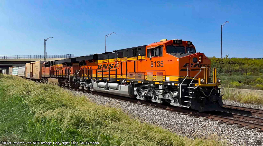 BNSF 8135 leads M370.